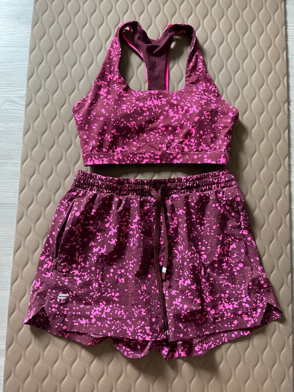 Fabletics Sports Bra & Shorts Set - Pink Wine